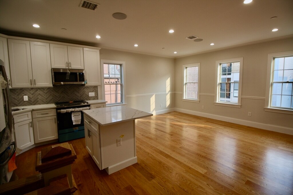 276 Athens St, Unit PH in Boston, MA - Building Photo