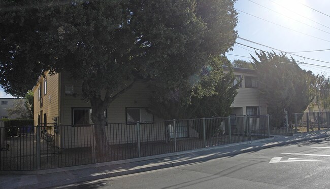 2409 Standard Ave in San Pablo, CA - Foto de edificio - Building Photo