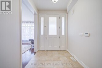 566 N Park Blvd in Oakville, ON - Building Photo - Building Photo