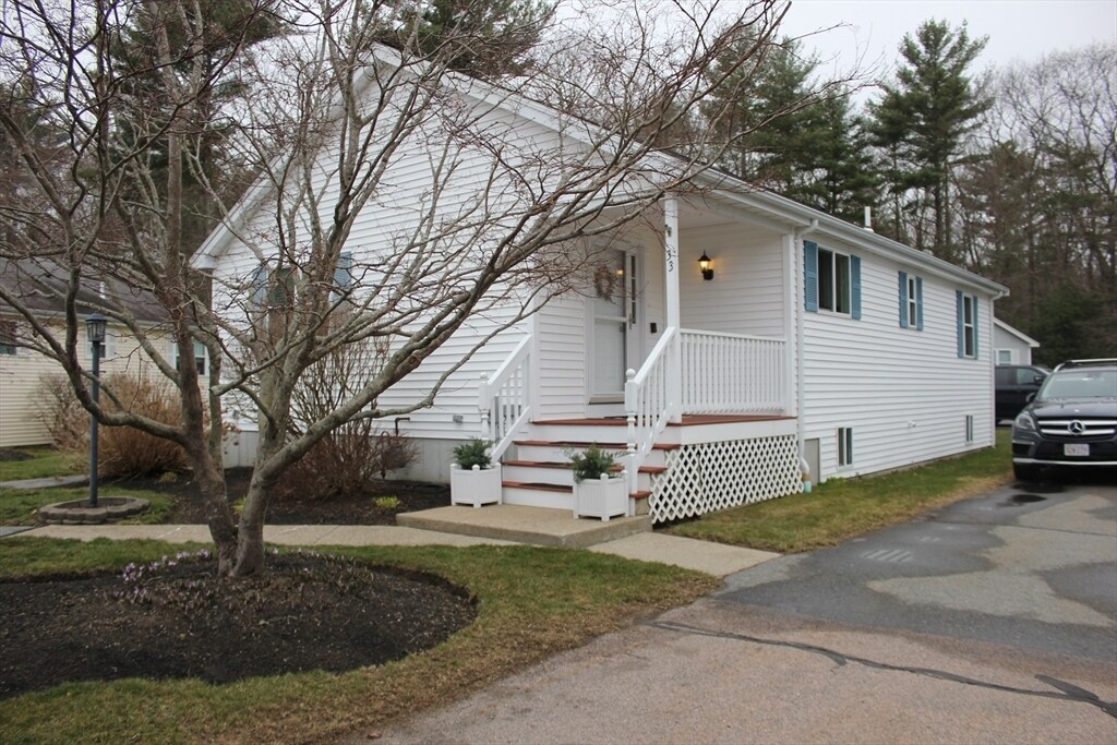 33 Brookbend Way W in East Bridgewater, MA - Building Photo