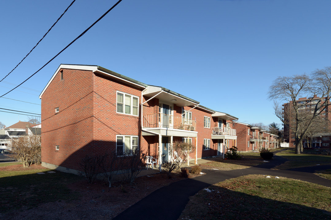 Louis George Village in Quincy, MA - Foto de edificio