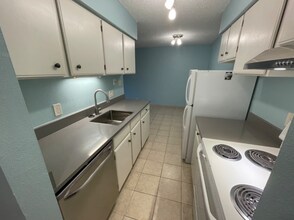 7615 E Quincy Ave, Unit 203 in Denver, CO - Foto de edificio - Building Photo