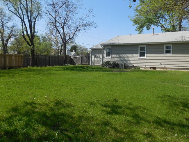 2021 Stratford Rd in Lawrence, KS - Building Photo - Building Photo