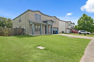 668 NW Crossing Dr in New Braunfels, TX - Building Photo - Building Photo