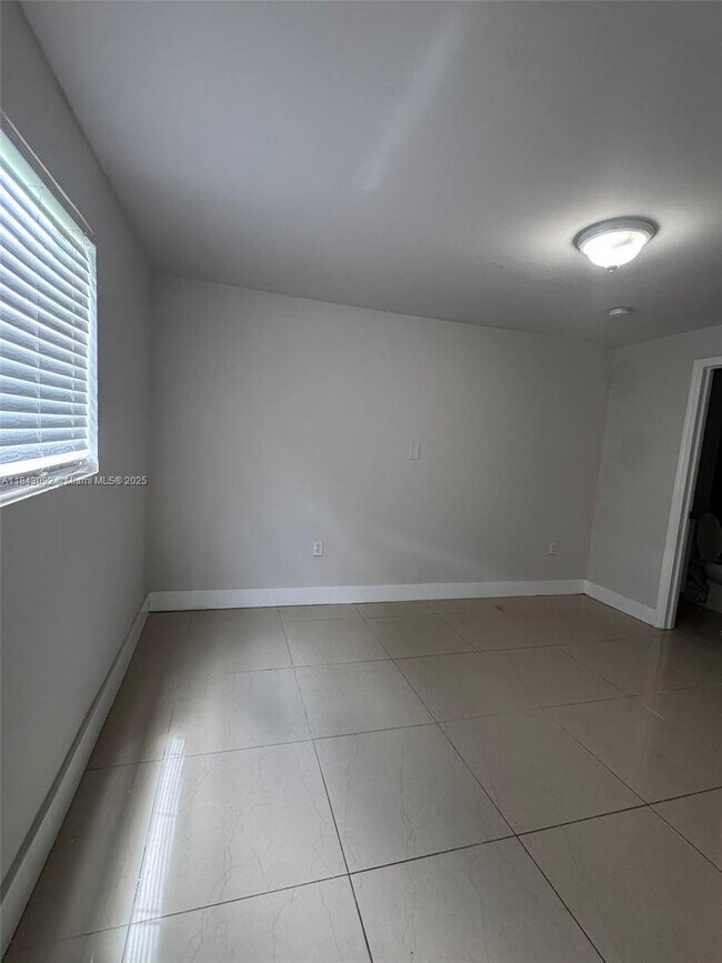 2222 Van Buren St in Hollywood, FL - Building Photo - Building Photo