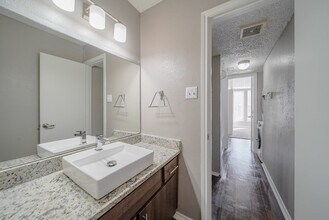 Woodside Lane Apartments in Dallas, TX - Foto de edificio - Building Photo