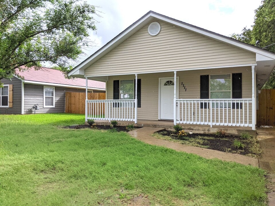 August 2026 Move In! Remodeled 3 Bed, 2 Ba in College Station, TX - Building Photo