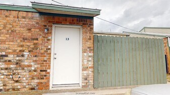 725 Peppertree Dr, Unit 13 in Bryan, TX - Building Photo