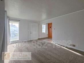 5325 SE Reedway St in Portland, OR - Building Photo - Building Photo