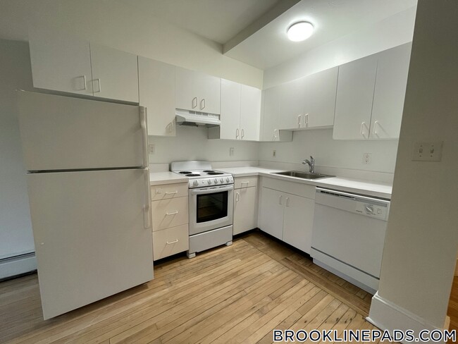 1539 Beacon St in Brookline, MA - Building Photo - Building Photo