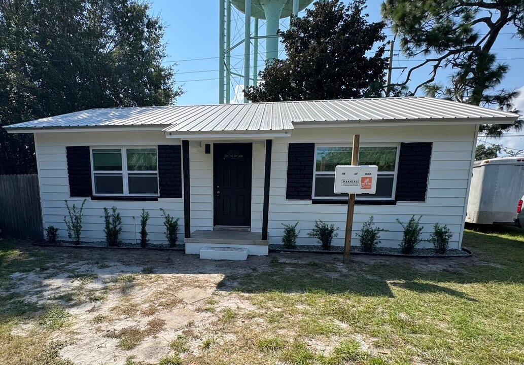 102 W Oak Hill Dr in Palatka, FL - Building Photo