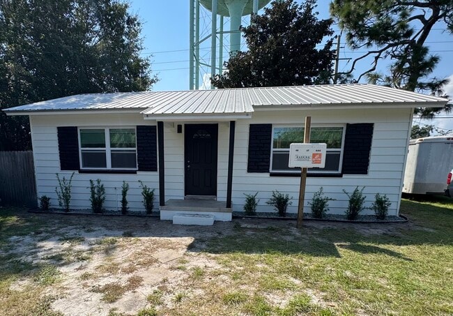property at 102 W Oak Hill Dr
