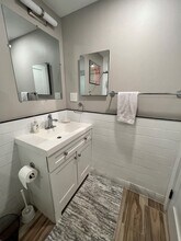 212 5th St NE, Unit 2 in Washington, DC - Foto de edificio - Building Photo