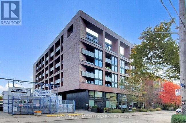 383 Sorauren Ave in Toronto, ON - Building Photo - Building Photo