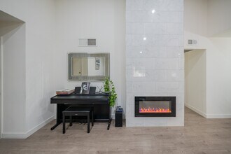 15425 Sherman Way in Van Nuys, CA - Foto de edificio - Building Photo