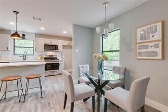 2124 Tisinger Ave in Dallas, TX - Building Photo - Building Photo