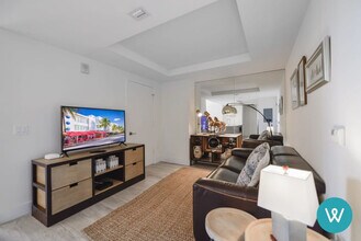 121 NE 34th St in Miami, FL - Building Photo - Building Photo