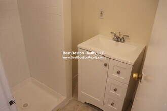 16 Warren Ave, Unit 6 in Somerville, MA - Building Photo - Building Photo