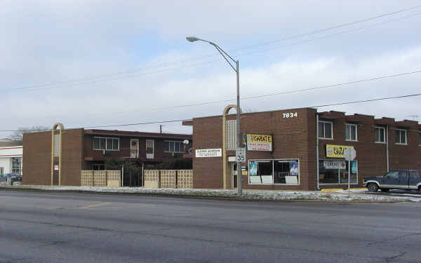 7834 W 95th St in Hickory Hills, IL - Foto de edificio - Building Photo