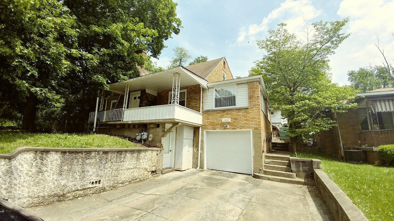 1004 James St in Turtle Creek, PA - Building Photo