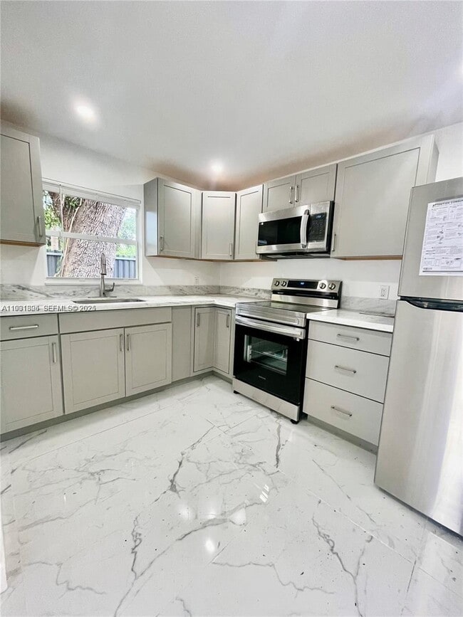 18500 NE 1st Ct in Miami, FL - Foto de edificio - Building Photo