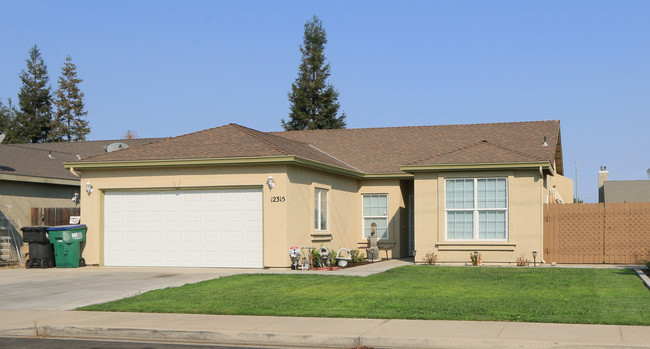 12313-17 25 49 Bonnie Brae in Waterford, CA - Foto de edificio - Building Photo