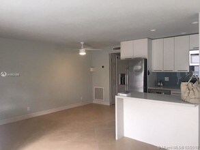 2715 NE 49th St-Unit -104 in Fort Lauderdale, FL - Building Photo - Building Photo