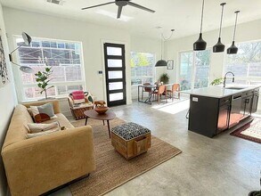 910 Gullett St in Austin, TX - Building Photo - Building Photo