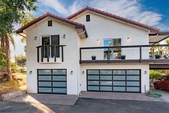 property at 6088 De La Rosa Ln
