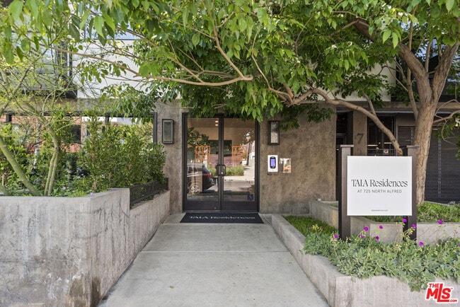 725 N Alfred St in Los Angeles, CA - Foto de edificio - Building Photo