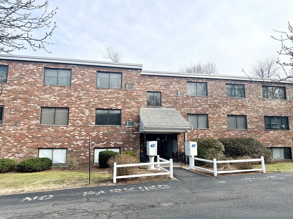 65 Milliken Ave in Franklin, MA - Building Photo