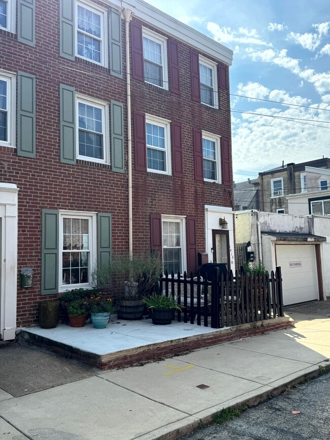 property at 1415 E Hewson St