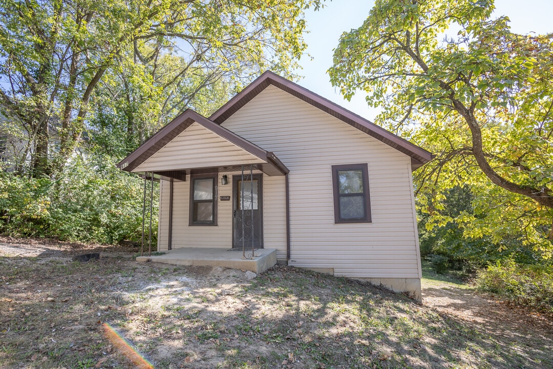 917 Harding St in Jefferson City, MO - Building Photo