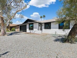 2030 E Duke Dr in Tempe, AZ - Foto de edificio - Building Photo