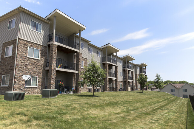 Golfview Condos in Pleasant Hill, IA - Building Photo - Building Photo