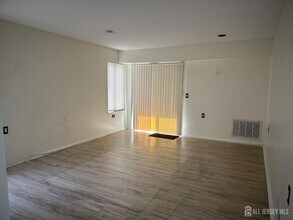 503 Samuel Ct in Dayton, NJ - Building Photo - Building Photo