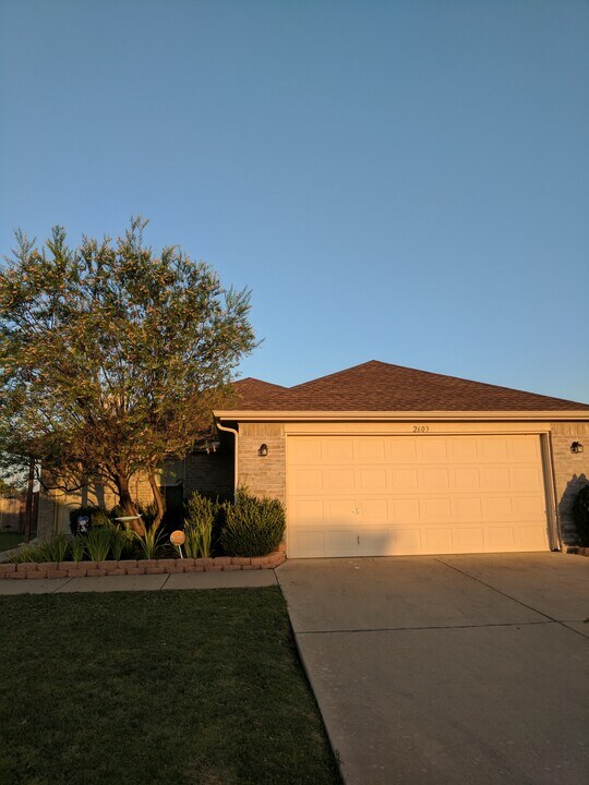 2603 Cherry Hills Ln in Burleson, TX - Foto de edificio