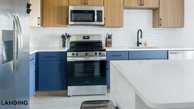 1007 S Mint St, Unit 717 in Charlotte, NC - Building Photo - Building Photo