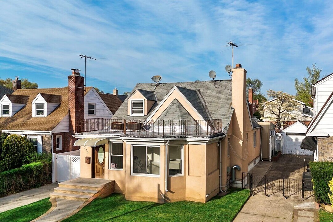 73-33 188th St in Queens, NY - Building Photo
