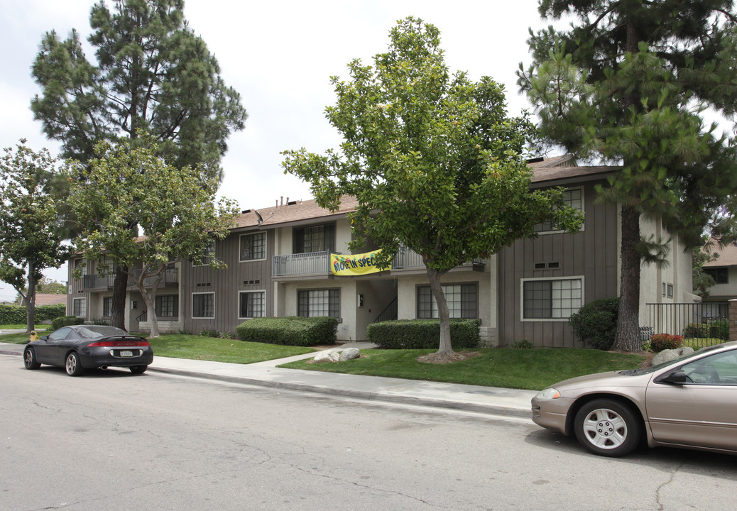 Pine Garden Village in Riverside, CA - Foto de edificio