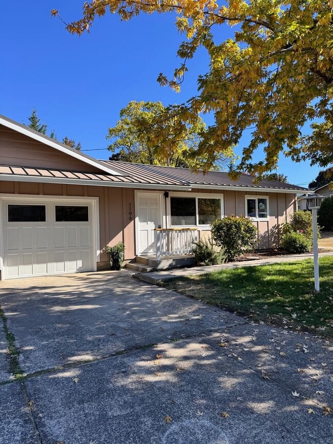 1196 Valley View Dr in Medford, OR - Building Photo - Building Photo