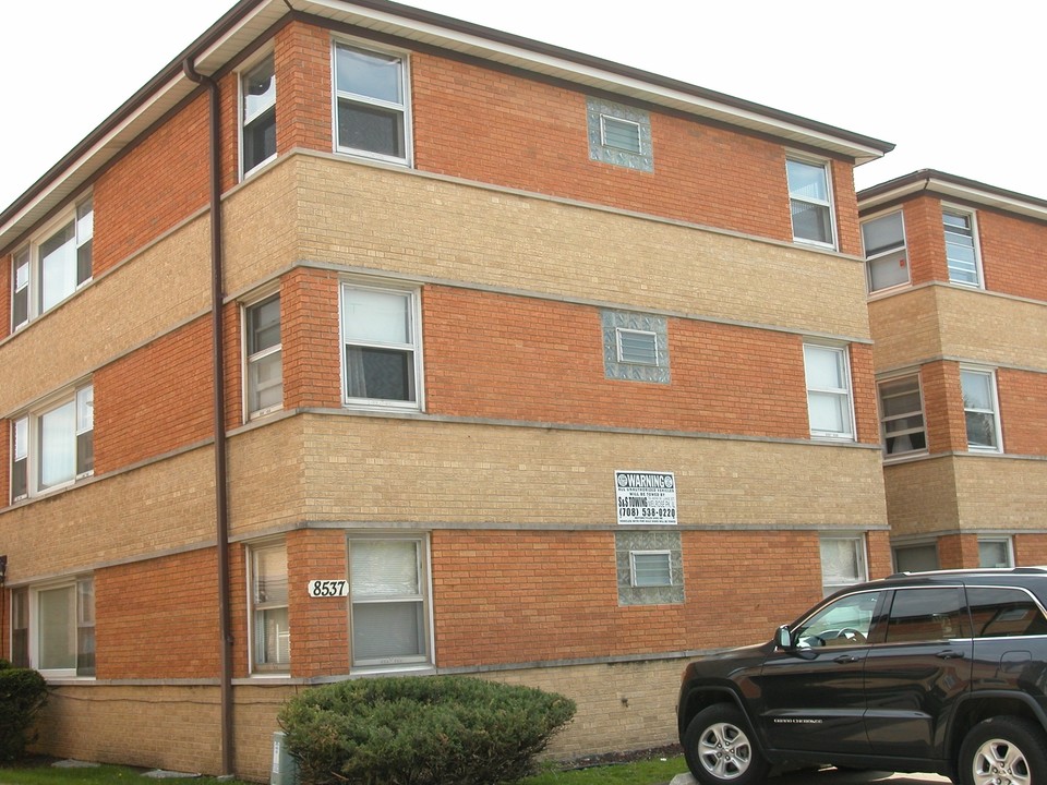 8537 W Catalpa Ave in Chicago, IL - Building Photo