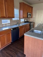 202 Angela Ln in Stafford, TX - Foto de edificio - Building Photo