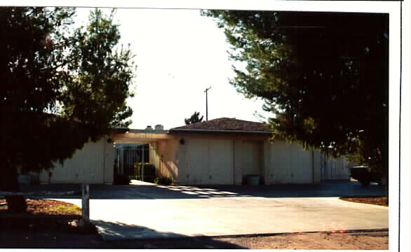 20217 Serrano Rd in Apple Valley, CA - Foto de edificio - Building Photo