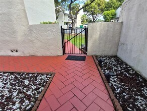 10904 SW 72nd St in Miami, FL - Building Photo - Building Photo