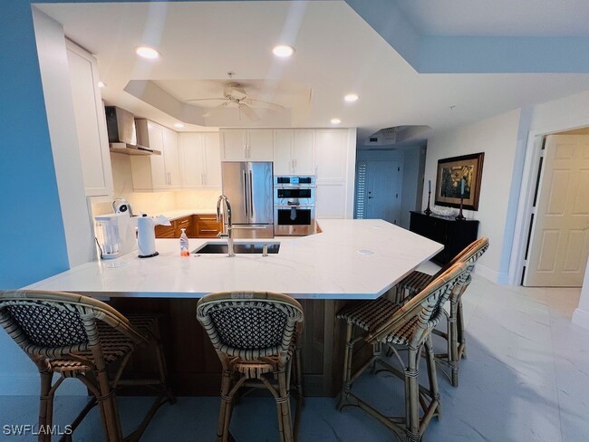 425 Cove Tower Dr in Naples, FL - Building Photo - Building Photo