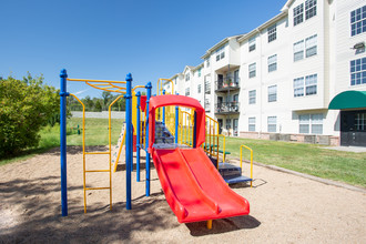 Bridgeport Apartments in Lincoln, NE - Foto de edificio - Building Photo