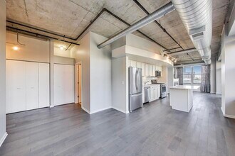 933 W Van Buren St in Chicago, IL - Building Photo - Building Photo