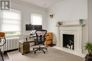 483 Parkside Dr in Toronto, ON - Building Photo
