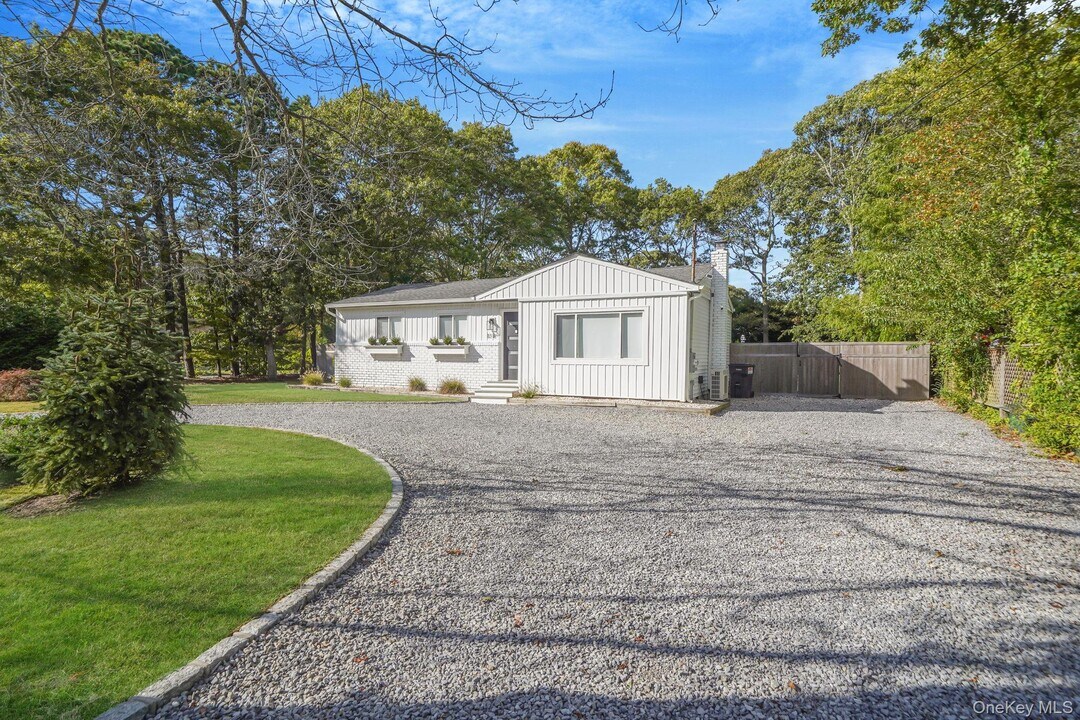 138 W Tiana Rd in Hampton Bays, NY - Building Photo